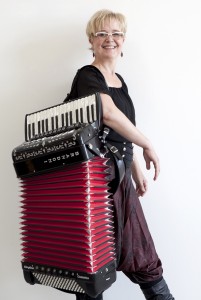 Almut Schwab - Akkordeon, Flöten, Hackbrett